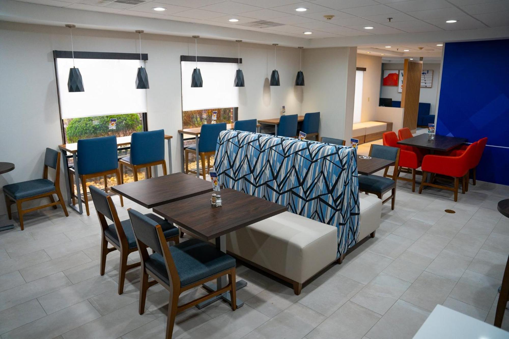 Hotel Express & West Chester By Ihg 3*