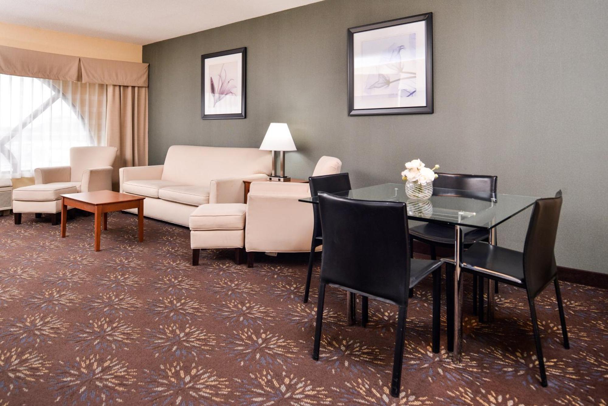 Hotel Express & West Chester By Ihg 3*
