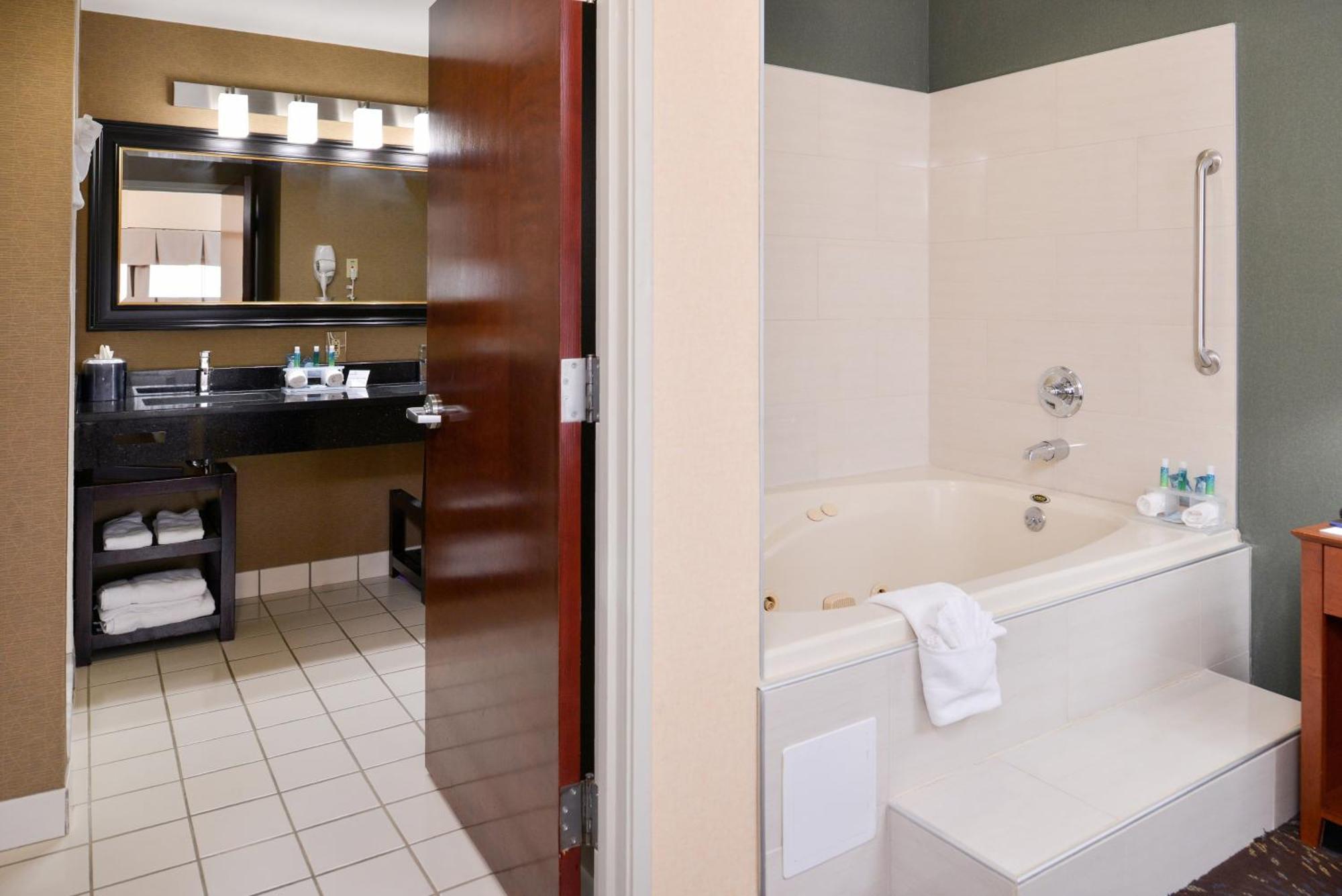 Hotel Express & West Chester By Ihg